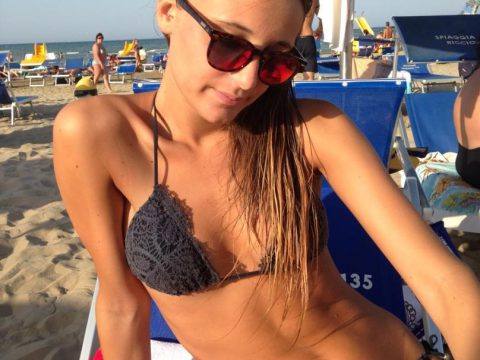 Slender babe with sexy belly